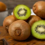 Comer kiwi com casca faz bem? Veja 5 benefícios que muita gente ignora
