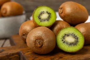 Comer kiwi com casca faz bem? Veja 5 benefícios que muita gente ignora