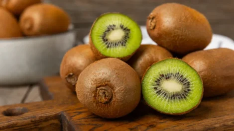 Comer kiwi com casca faz bem? Veja 5 benefícios que muita gente ignora