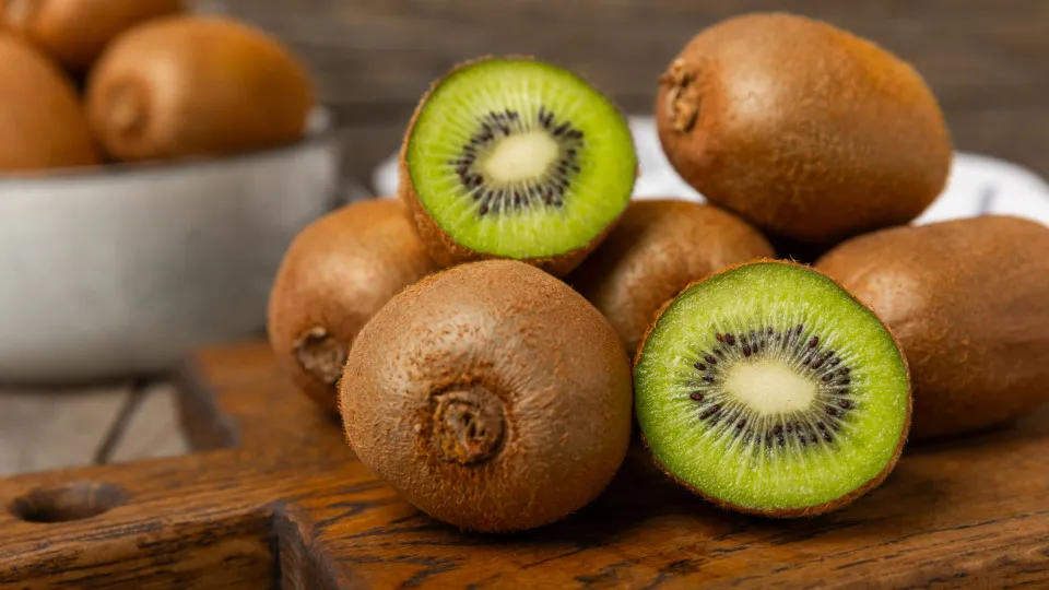 Comer kiwi com casca faz bem? Veja 5 benefícios que muita gente ignora