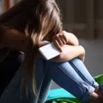 Como identificar sinais de que adolescentes sofrem coerção online e iniciar um diálogo sem intimidar
