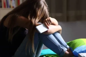 Como identificar sinais de que adolescentes sofrem coerção online e iniciar um diálogo sem intimidar