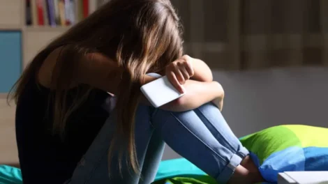 Como identificar sinais de que adolescentes sofrem coerção online e iniciar um diálogo sem intimidar