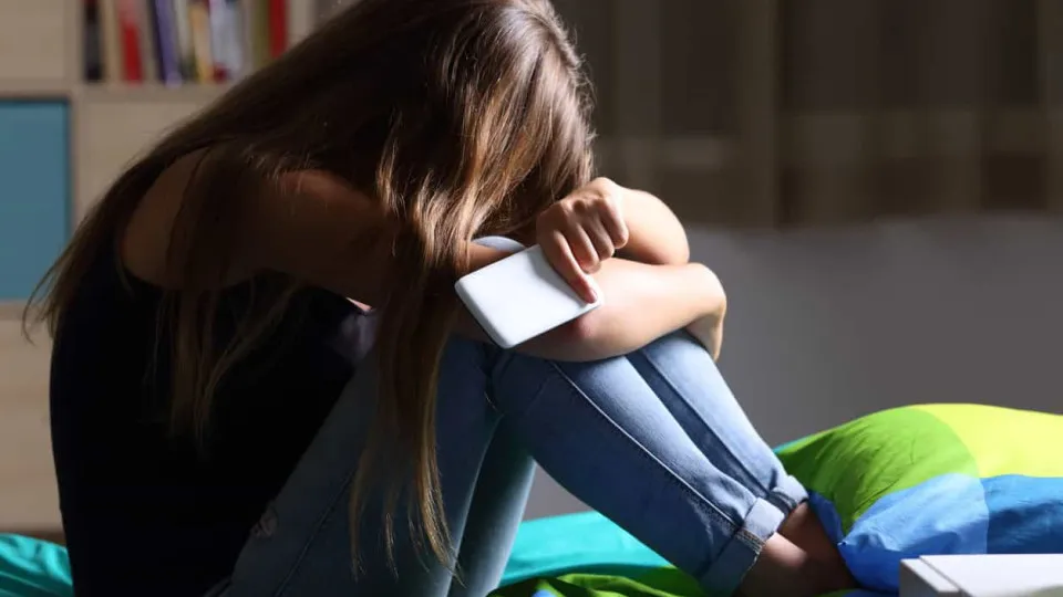 Como identificar sinais de que adolescentes sofrem coerção online e iniciar um diálogo sem intimidar