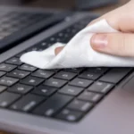 Como limpar o teclado do computador sem danificar as teclas e circuitos