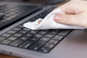 Como limpar o teclado do computador sem danificar as teclas e circuitos