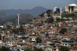 Complexo do Alemão, no Rio, tem ruas cobertas por telhados, e polícia vê ação de facção contra drones
