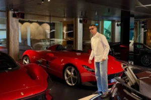 Cristiano Ronaldo abre garagem e exibe coleção de carros milionária