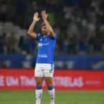 Cruzeiro e Atlético-MG empatam em noite de golaços e queda feia no Mineirão