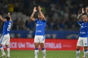 Cruzeiro e Atlético-MG empatam em noite de golaços e queda feia no Mineirão