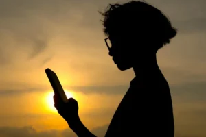 Dona do Facebook recebe multa de 492 milhões por danos causados a jovens