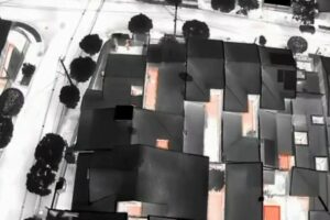 Drone da Polícia Civil flagrou Dog Dog tentando fugir pelo telhado de residência onde estava escondido em Mandaguari; VÍDEO