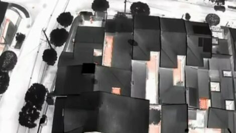 Drone da Polícia Civil flagrou Dog Dog tentando fugir pelo telhado de residência onde estava escondido em Mandaguari; VÍDEO