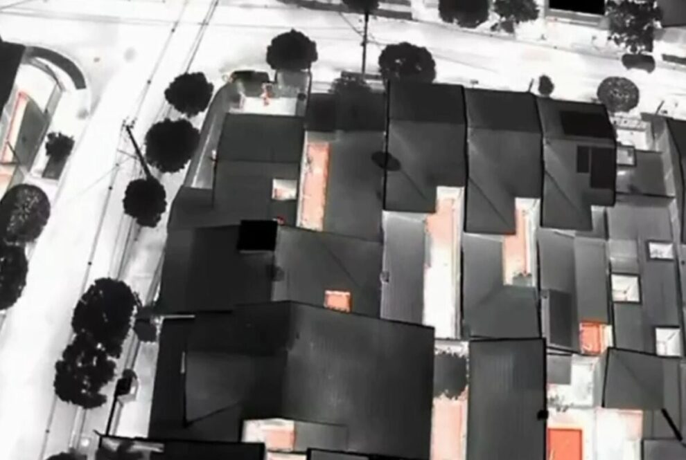 Drone da Polícia Civil flagrou Dog Dog tentando fugir pelo telhado de residência onde estava escondido em Mandaguari; VÍDEO