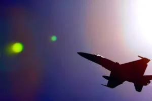 Drone que invadiu espaço aéreo da Romênia é abatido por caça da OTAN
