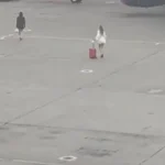 Duas mulheres invadem pista de aeroporto russo após perderem voo