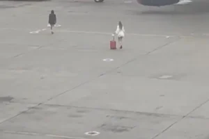 Duas mulheres invadem pista de aeroporto russo após perderem voo