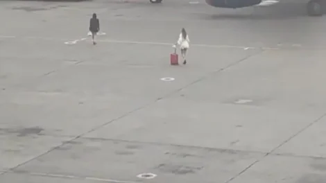 Duas mulheres invadem pista de aeroporto russo após perderem voo