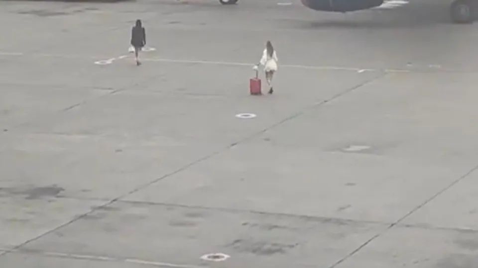 Duas mulheres invadem pista de aeroporto russo após perderem voo