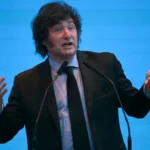 "Dura sanção", destaca Clarín sobre Brasil rebaixar relação com Argentina