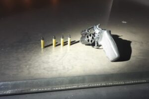 Durante blitz na região central de Maringá, polícia prende motorista com revólver e passageiro com mandado de prisão em aberto