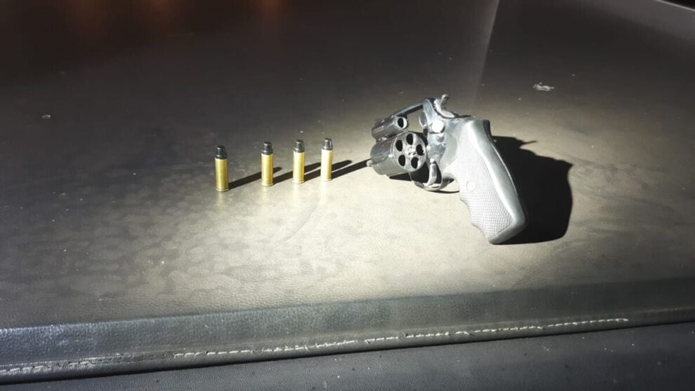 Durante blitz na região central de Maringá, polícia prende motorista com revólver e passageiro com mandado de prisão em aberto