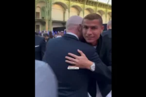 "É o meu número". Infantino encontra Cristiano Ronaldo e faz revelação