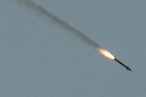 EUA atacam com mísseis navio perto do Irã, e houthis matam 4