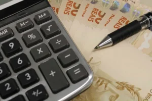 Empresas preveem crescimento menor e até recessão para 2027, com juro alto e inadimplência