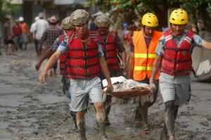 Equipes resgatam 350 pessoas presas em túnel no Nepal após inundações