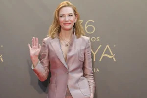 Estranho? Famosas que arrasaram na tendência do blazer sem camisa