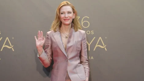 Estranho? Famosas que arrasaram na tendência do blazer sem camisa