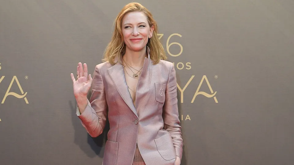 Estranho? Famosas que arrasaram na tendência do blazer sem camisa