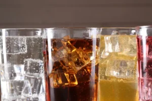 Estudo liga bebida açucarada diária a maior risco de câncer de estômago