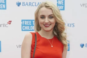 Evanna Lynch, de 'Harry Potter', se casa em cerimônia modesta em Londres