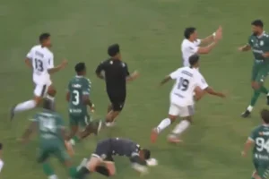 Ex-Palmeiras, Luan soca adversários após expulsão por cotovelada na Série D