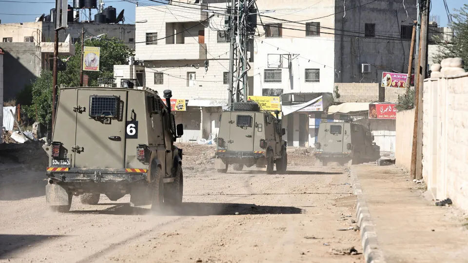 Exército de Israel mata três em raro bombardeio na Cisjordânia ocupada