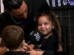 Filha de Alex Telles canta hino do Botafogo e vídeo viraliza; assista