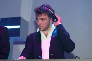 Filho de Madonna viraliza com microssunga vermelha em passeio de lancha