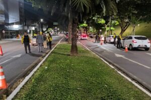 Fiscalização de trânsito aplica mais de 100 multas em Maringá no fim de semana