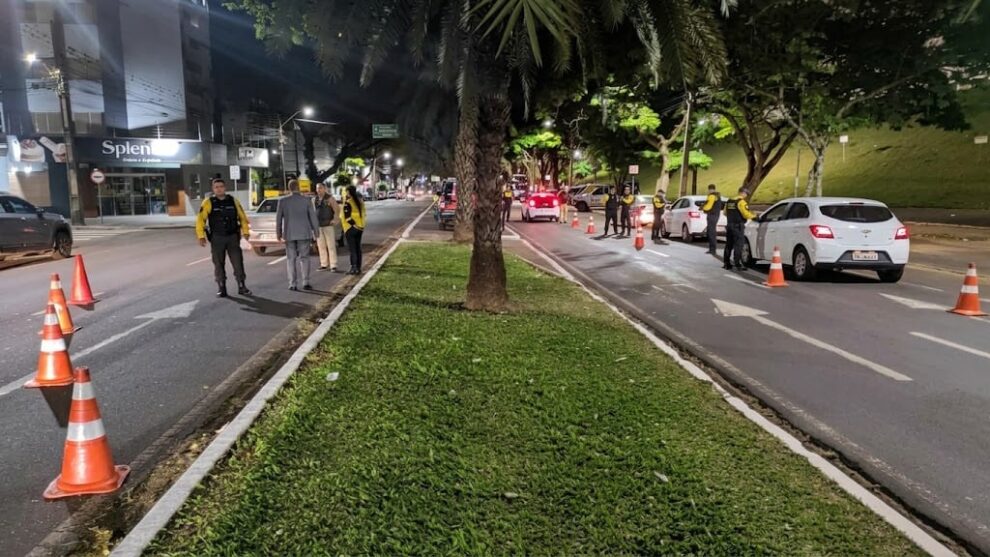 Fiscalização de trânsito aplica mais de 100 multas em Maringá no fim de semana