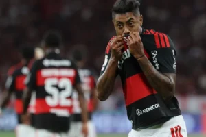 Flamengo bate Vitória no Maracanã e volta a pressionar líder Palmeiras