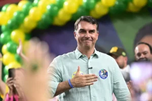 Flávio Bolsonaro diz que debate sobre caso Dark Horse 'é página virada'