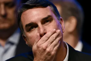 Flávio Bolsonaro diz que filiação dele foi fraudada: sistema tenta me parar, afirma