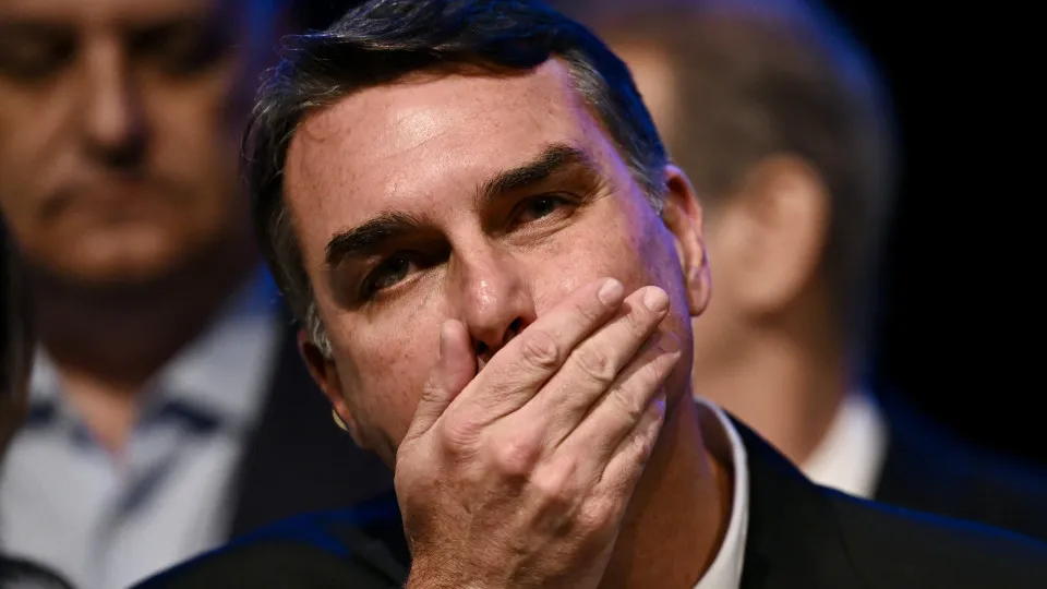 Flávio Bolsonaro diz que filiação dele foi fraudada: sistema tenta me parar, afirma