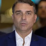 Flávio Bolsonaro promete conceder anistia ao pai. Julgamento foi "farsa"