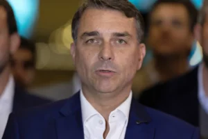 Flávio Bolsonaro promete conceder anistia ao pai. Julgamento foi "farsa"