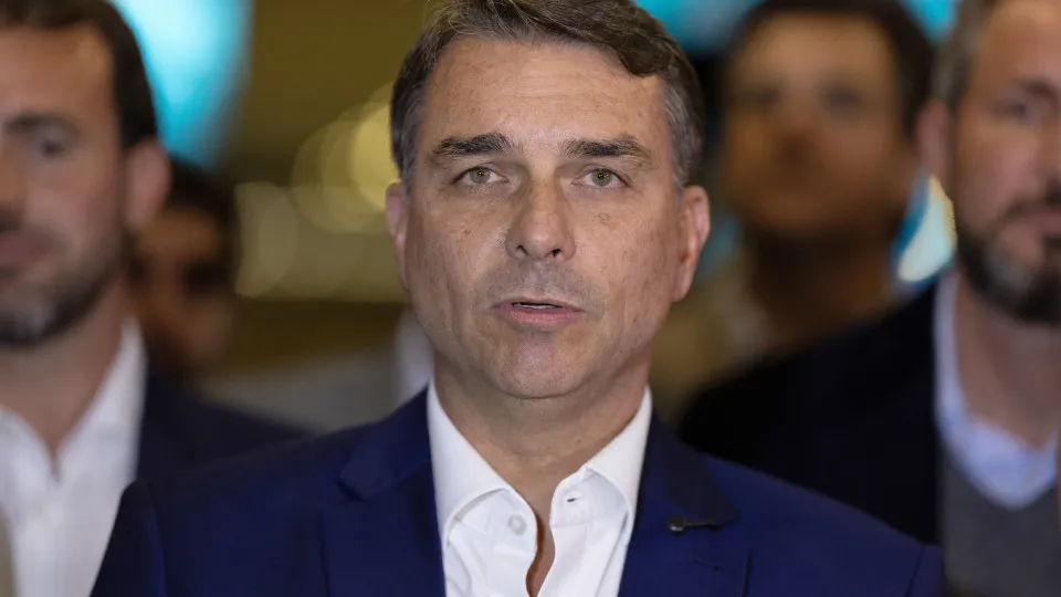 Flávio Bolsonaro promete conceder anistia ao pai. Julgamento foi "farsa"