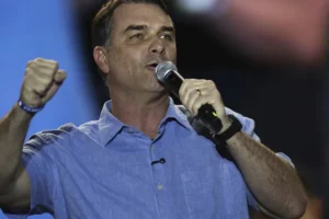Flávio Bolsonaro tem filiação ao PL retomada pelo TSE após aparecer como filiado ao Missão