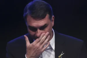Flávio escreve carta a Bolsonaro, chora e diz que proibir visita no Dia dos Pais é desumano